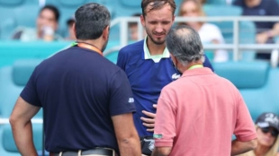 Medvedev tuvo que pedir asistencia médica durante el partido. Fuente: Getty