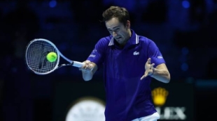 El ruso tratando de devolver un servicio en su debut en las ATP Finals 2021. Foto: Getty