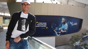 Rafa Nadal junto a su nueva Academia en Kuwait. Fuente: The National/Coco Dubreuil