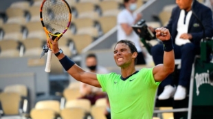 Brazos al cielo de París de Rafa Nadal tras batir de nuevo a Jannik Sinner. Foto: Getty