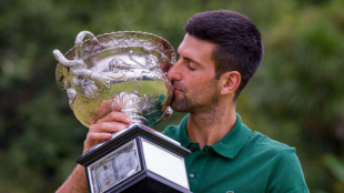 Novak Djokovic posando con el trofeo del Open de Australia 2023. Foto: Getty