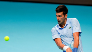 Novak Djokovic gana por sorpresa a Daniil Medvedev. Foto: Getty