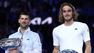 Novak Djokovic y Stefanos Tsitsipas en la final del Open de Australia 2023. Foto: Getty