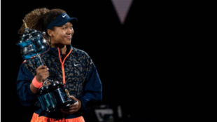 Naomi Osaka, con el título de campeona. Fuente: Getty