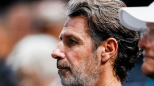 Patrick Mouratoglou animando a Holger Rune en París-Bercy 2022. Foto: Getty