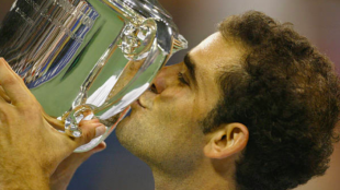 Pete Sampras posa con su último título de Grand Slam. Fuente: Getty