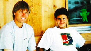 Peter Carter junto a Roger Federer. Fuente: The Australian