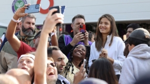 Emma Raducanu posa con fans. Foto: Getty