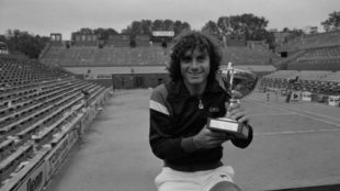 Guillermo Vilas con el título de Roland Garros 1977. Fuente: Getty