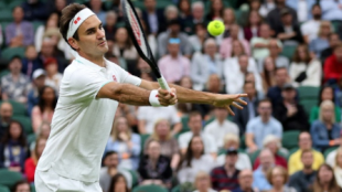 Roger Federer gana a Adrian Mannarino en Wimbledon 2021. Foto: gettyimages