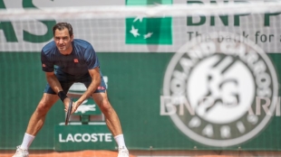 Roger Federer entrenando en París. Fuente: RG