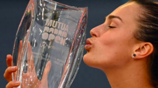 El beso de Sabalenka con su trofeo de campeona. Fuente: Getty