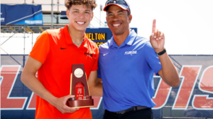 Ben Shelton, con su padre, Bryan Shelton, tras conquistar el título de la NCAA. Fuente: Getty