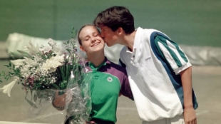 Tim Henman junto a la recogepelotas. Foto. Getty Images