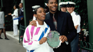 Zina Garrison, con el trofeo de subcampeona de Wimbledon. Fuente: Getty