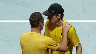 Lleyton Hewitt y Alex De Miñaur en la Copa Davis 2023. Foto: Getty