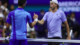 Novak Djokovic y Alexandre Muller se saludan en la red. Fuente: Getty