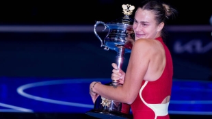 Aryna Sabalenka con el título del Open de Australia 2024. Foto: Getty