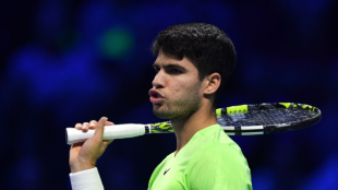 Carlos Alcaraz cede ante Novak Djokovic en las ATP Finals 2023. Foto: Getty