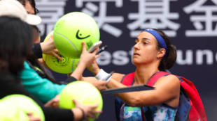 Caroline Garcia firmando unos autógrafos. Fuente: Getty
