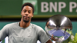 Gael Monfils posando junto al trofeo del ATP Estocolmo 2023. Foto: Getty