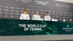 Jannik Sinner, Filippo Volandri y Lorenzo Sonego en la Copa Davis 2023. Foto: Punto de Break