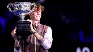 Jannik Sinner, con el trofeo del Open de Australia. Foto: Getty