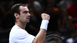 Roman Safiullin, celebrando la victoria ante Carlos Alcaraz en París. Foto: Getty