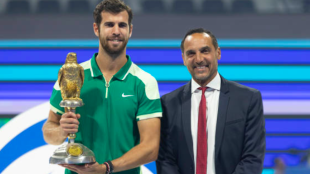 Karen Khachanov junto a Karim Alami en la ceremonia del ATP de Doha 2024. Fuente: Getty