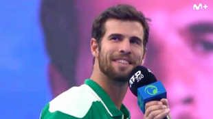 Khachanov detiene su entrevista en pista para saludar a un exjugador del Real Madrid en la grada