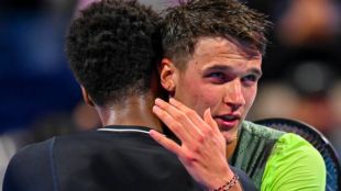 El puntazo con el que Mensik le ‘robó’ el show a Monfils