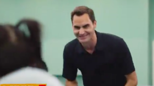 Roger Federer jugando al tenis de mesa.