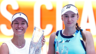 Danielle Collins y Elena Rybakina en el Miami Open 2024. Foto: Getty