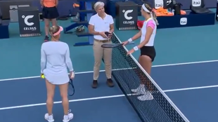 Victoria Azarenka y Yuliya Puntitseva en el Miami Open 2024. Foto: Tennis Channel