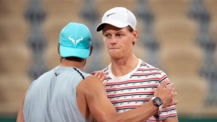 Sinner juega con el hijo de Nadal. Foto: gettyimages