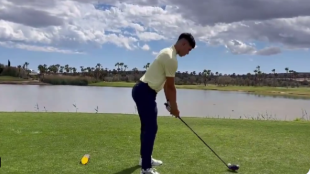 Carlos Alcaraz, jugando a golf. Foto: gettyimages