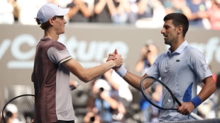 Jannik Sinner y Novak Djokovic. Foto: Getty