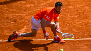 Corentin Moutet deslizando en tierra batida. 