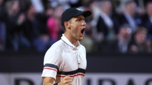 Nicolás Jarry gana a Tsitsipas en Roma. Foto: gettyimages