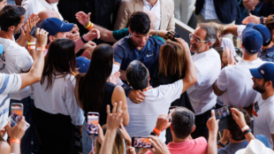Así celebro Alcaraz con su familia y equipo el título de Roland Garros. Foto: Gettyimages