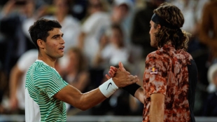 Alcaraz y Tsitsipas, en Roland Garros 2024. Foto: gettyimages