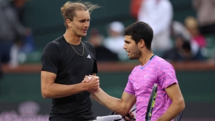 Carlos Alcaraz y Alexander Zverev, tras su último duelo en Indian Wells. Fuente: Getty
