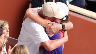 El emotivo abrazo entre Swiatek y su padre tras conquistar Roland Garros. Foto: Gettyimages