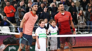 Lorenzo Musetti y Novak Djokovic en Roland Garros 2024. Foto: Getty