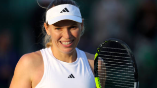 Caroline Wozniacki debuta con victoria en Wimbledon.