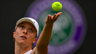 Iga Swiatek, al servicio en Wimbledon. Fuente: Getty