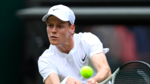 Jannik Sinner supera su debut en Wimbledon.