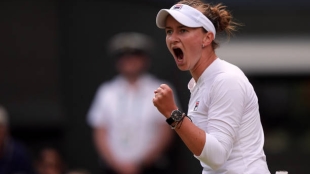 Barbora Krejcikova vence a Elena Rybakina en las semifinales de Wimbledon 2024. Foto: Getty