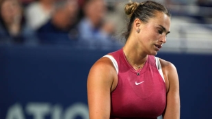 Aryna Sabalenka falls in WTA Toronto 2024. Photo: Getty