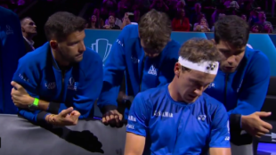 Alcaraz y Dimitrov ayudan a Ruud en Laver Cup 2024. Foto. gettyimages